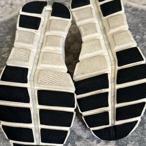 On cloud X White and Black- US7 - Picture 10 of 10